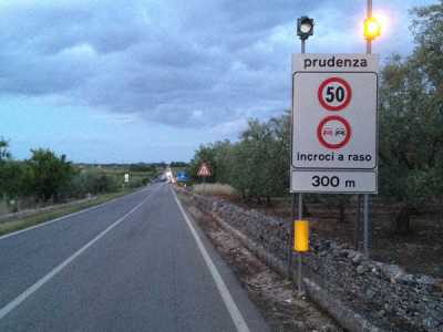 Uno dei segnali stradali lampeggianti alimentato dai pannelli solari sulla S.P. 234